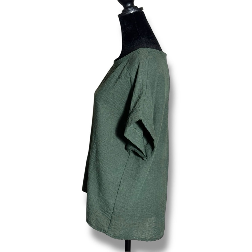Casual Loose Fit Green Short Sleeve Boxy Top Accented with White Buttons in Back - Picture 4 of 15